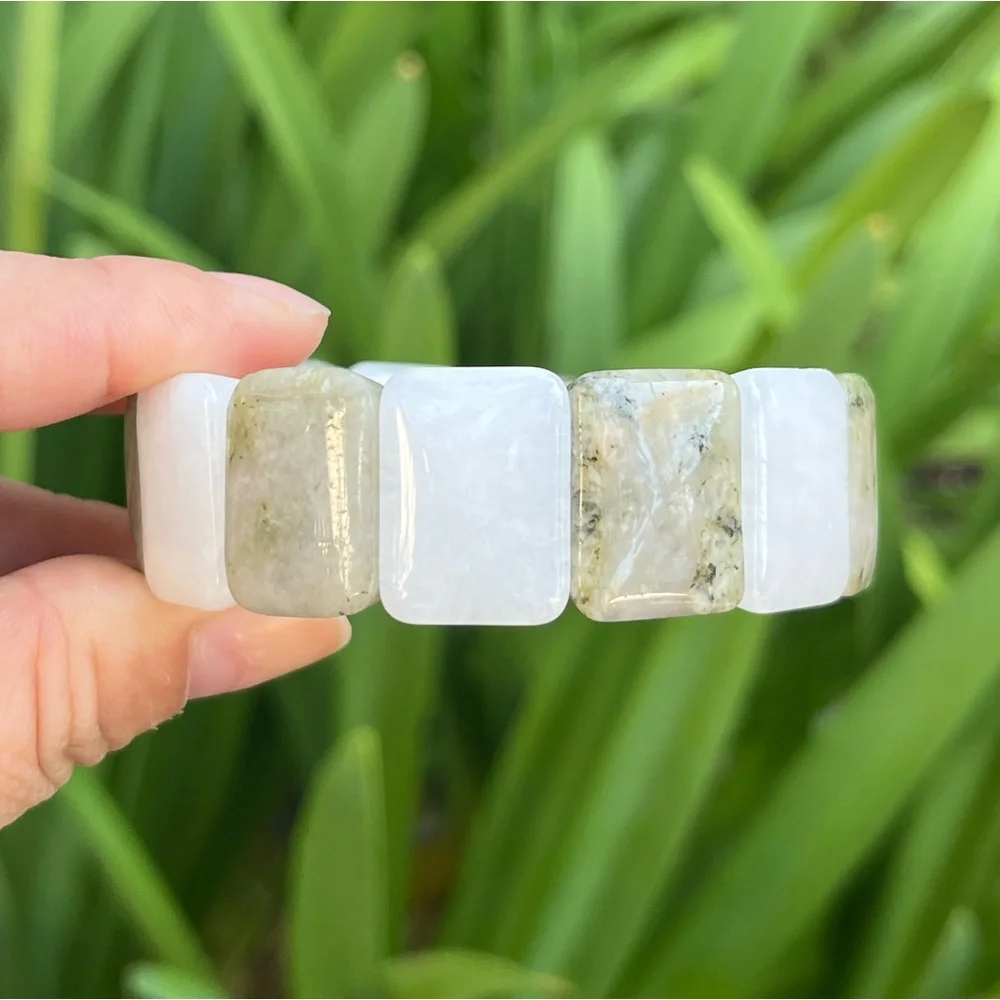 Stretchable‎ prehnite soft bangle